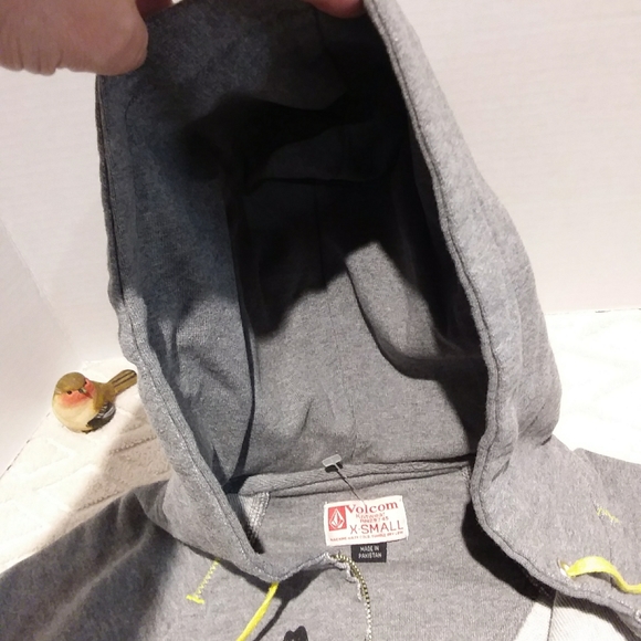 ⬇️Volcom french terry lined short sleeve hoodie - Picture 7 of 10